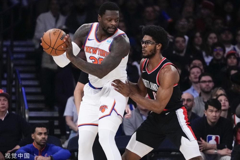 双方在中场 双方在中场