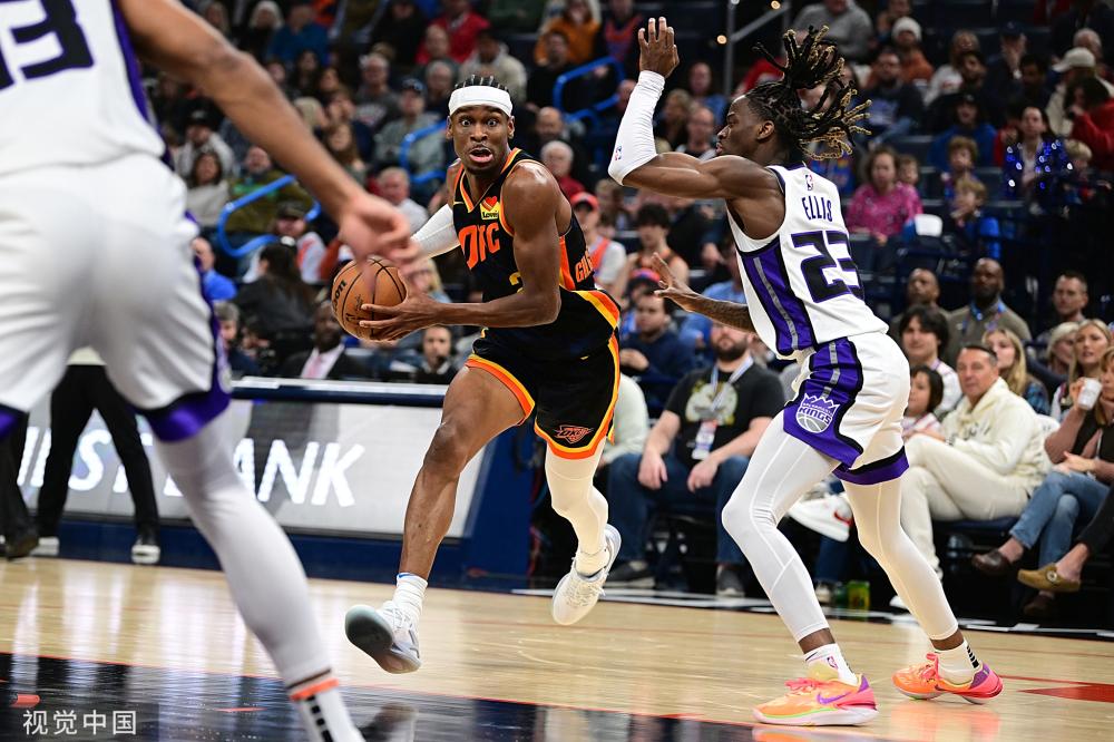 詹姆斯关键失误，基迪中场三分压哨绝杀，湖人全队落寞离场.