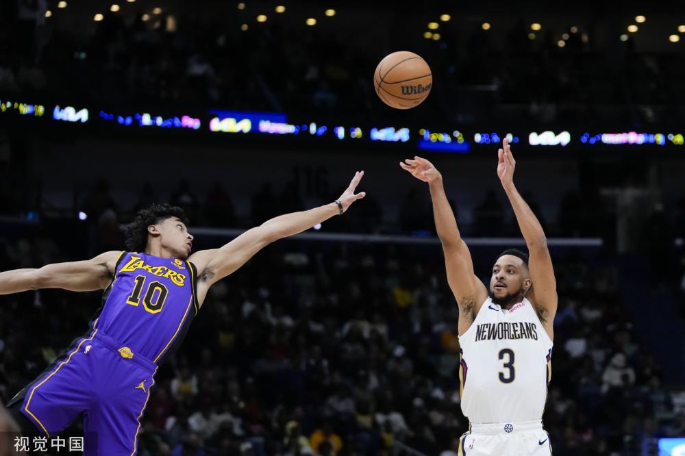 有球迷在梅西停车时给他送糖，梅西随后为其签名.