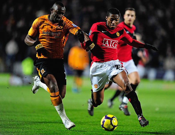 有球迷在梅西停车时给他送糖，梅西随后为其签名.